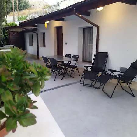 בית נופש Monolithos